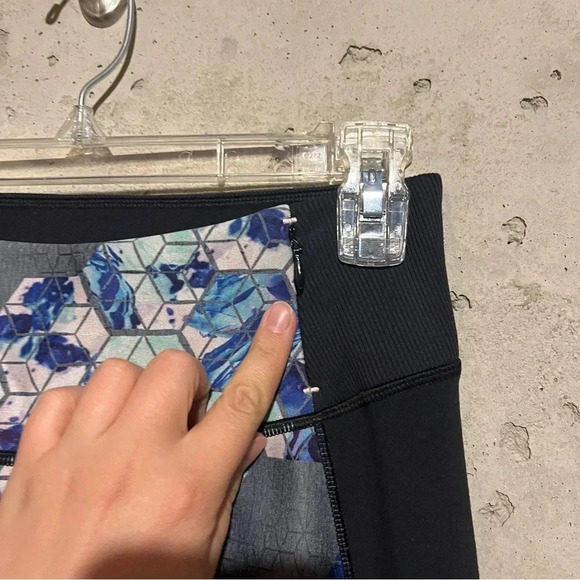 CALIA by Carrie Underwood Size Small Essential Geo Printed Tulip Hem Legging - Picture 6 of 12